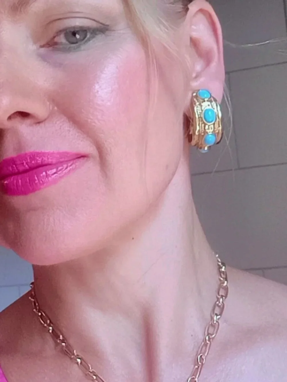 BEAUTIFUL KJL Kenneth J Lane 265$ GOLD TONE  HOOP TURQUOISE CLIP ON EARRINGS